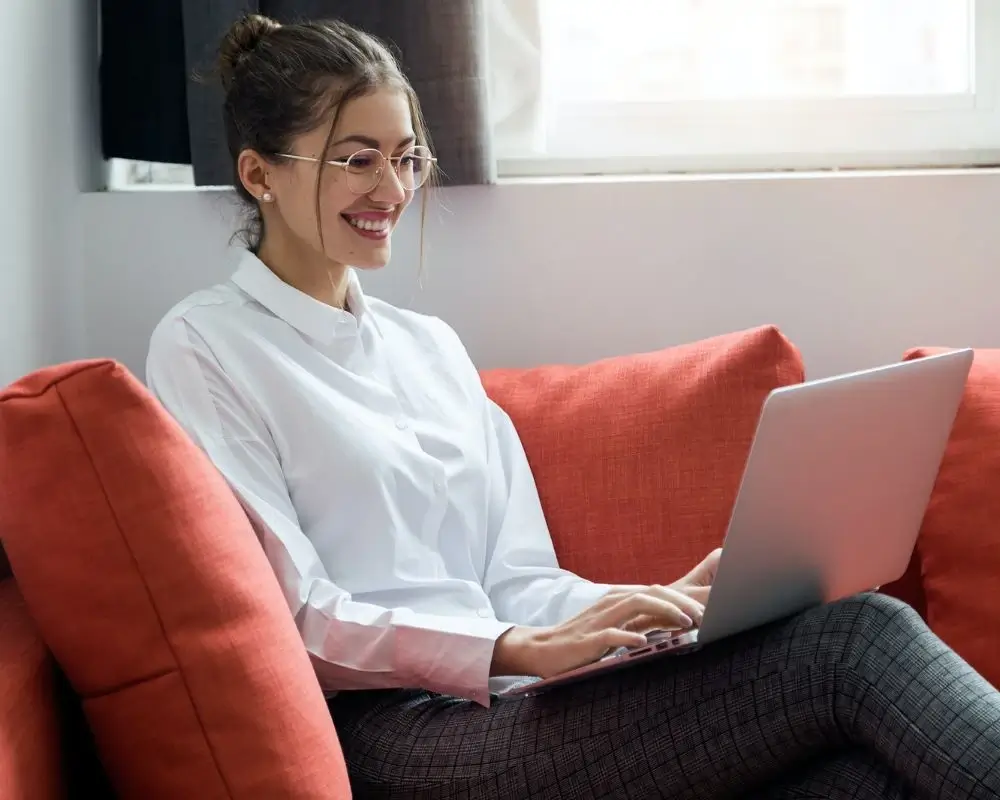Kobieta pracująca przy laptopie